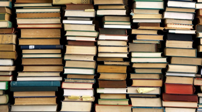 La crisi del mercato editoriale Pila di libri