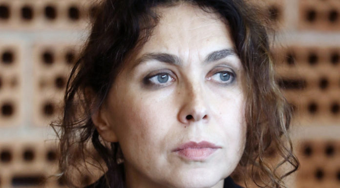 In continuo differimento Nina Nasilli tra-smette dis-cordie co-niugate Nina Nasilli