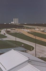 Panoramica del Kennedy Space Center: si notano sullo sfondp i tre capannoni di assemblaggio delle astronav (Foto dell'Autore).