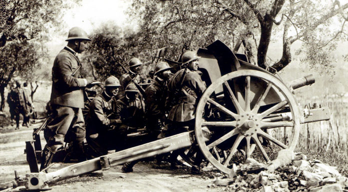 “La mia vita (Con il Diario di guerra)” di Benito Mussolini Artiglieri italiani in azione
