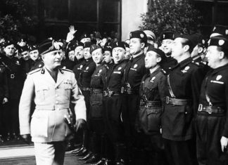 “Antistoria d’Italia” di Fabio Cusin Benito Mussolini, ispeziona una guardia d’onore
