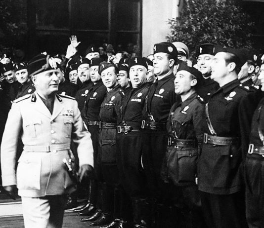 “Antistoria d’Italia” di Fabio Cusin Benito Mussolini, ispeziona una guardia d’onore