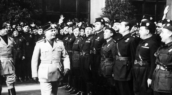 “Cos’è il fascismo” di Benito Mussolini Benito Mussolini, ispeziona una guardia d’onore
