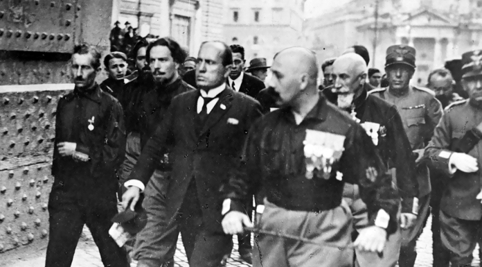“La marcia su Roma” di Benito Mussolini Marcia su Roma, Mussolini con i quadrumviri alla Porta del Popolo