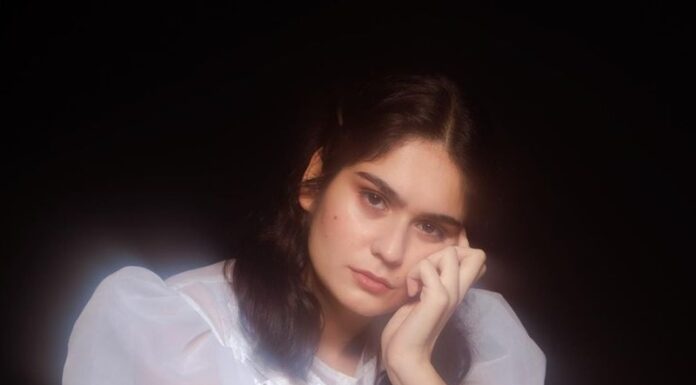 Dopo la partecipazione ad X Factor, la brillante cantautrice nudda pubblica “nonusciraidaqui”, il suo nuovo singolo