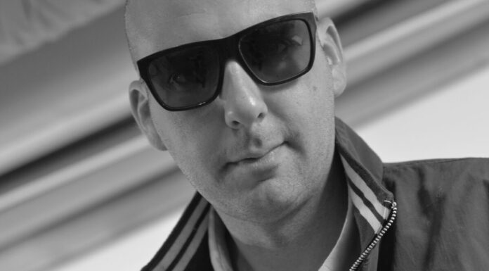 Dopo dieci anni dalla prima pubblicazione, il rapper Rames torna con “Playrames Deluxe”, remake del suo disco d’esordio senza tempo