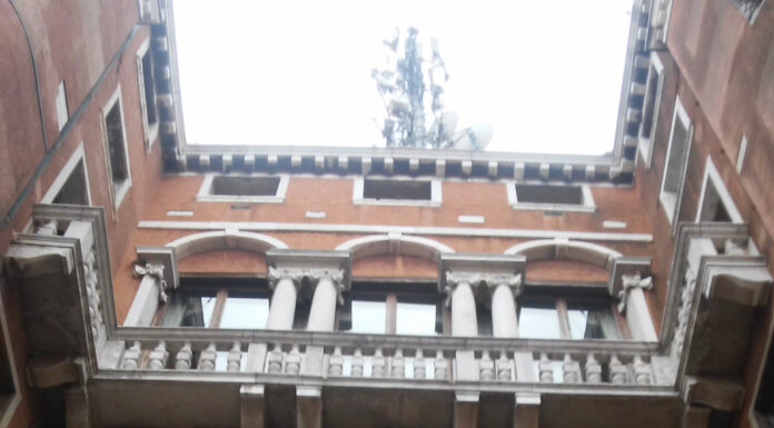 La strana storia di un palazzo di Venezia Scorcio di Palazzo Balbi sul Canal Grande, location dell'epilogo del libro Il Signore di Notte, un giallo nella Venezia del 1605