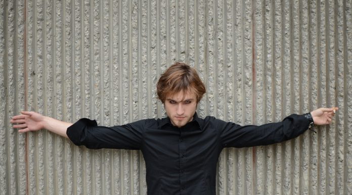 Il magnetismo di Al Vox torna a far riflettere in “NoEasy”, il suo nuovo EP double track