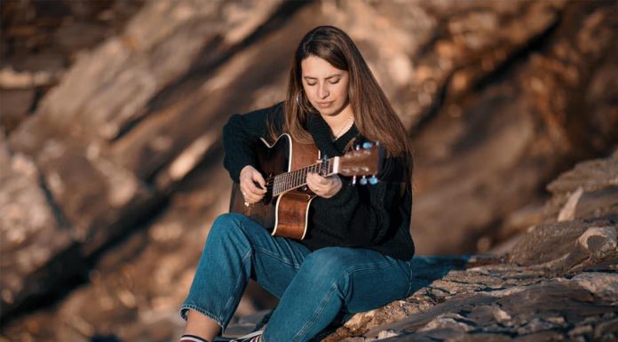 Lara Serrano torna con “Follia”, un brano per sollevare il Velo di Maya da se tessi e dal mondo