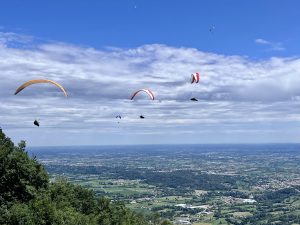 Una fase del Campionato Italiano di parapendio 2022 nei cieli del Veneto