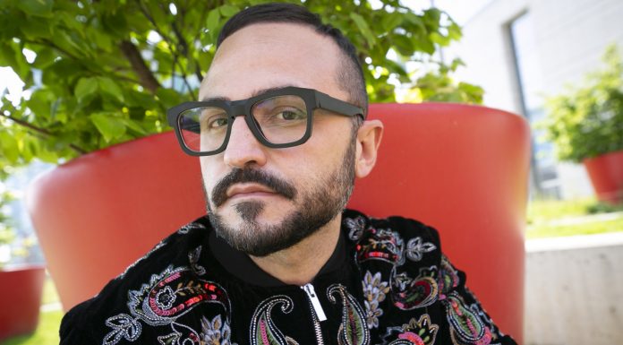 “Libero di volare” è il nuovo viaggio musico-emozionale di Domenico Zumbo, una catarsi tra le note per rinascere dal proprio passato