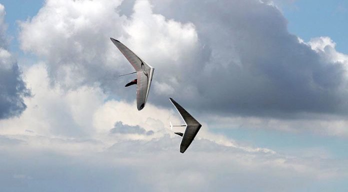 Nel 2025 in Italia i campionati del mondo di deltaplano Due deltaplani in fase di volo