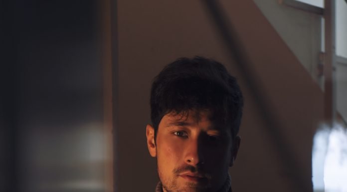 CARAVELLE dipinge di indie-pop i cieli di fine estate: “Luci di Città” è il suo nuovo singolo