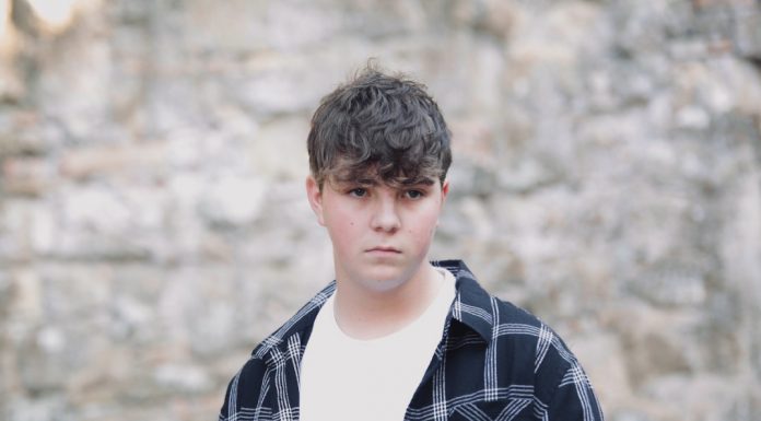 Il giovanissimo cantautore argentino d’adozione romana giamba, torna con “Iqos”, il suo nuovo singolo