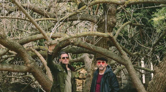 “Tempi persi” è il nuovo atteso EP dei Factanonverba, un quadro privo di cornice per osservare la realtà oltre le apparenze