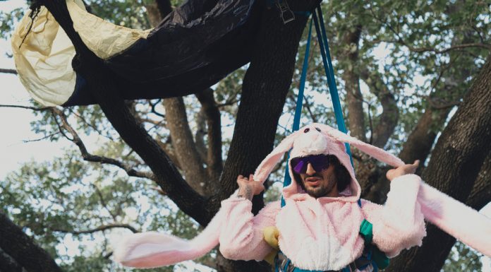 Jeremy Denver torna per raccontare la precarietà del futuro dei giovani in “Paracadute”, il suo nuovo singolo tra ironia e riflessione