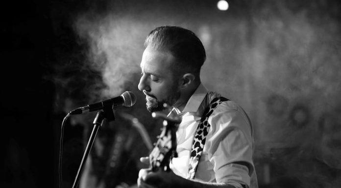 “Esclusi i presenti” è il nuovo album di Gianpaolo Pace, un viaggio intergeneris in 11 tappe sul regresso sociale, la cui meta è un futuro più inclusivo e solidale