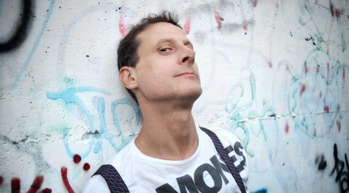 “Ricordi che non ho” è l’esordio solista di Mr Papel, una carezza per rinascere dalle fragilità del cuore