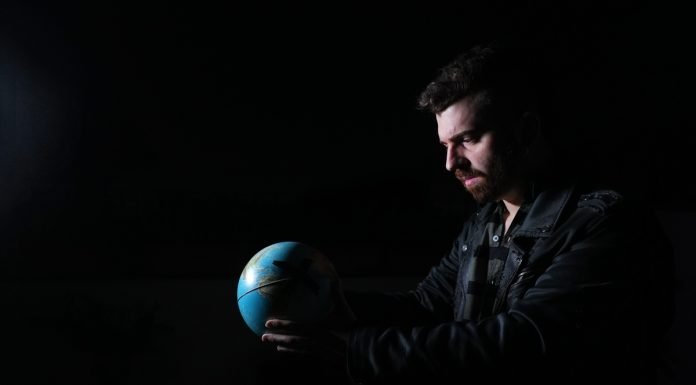 Tra terrapiattismo e perdita di certezze, STRE torna con il singolo “La Terra è piatta”