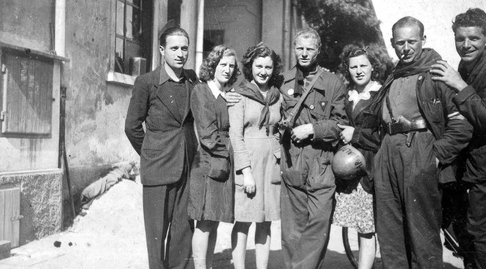 “Una scuola” di Marina Sereni (alias Xenia Silberberg) Gruppo di partigiani presso gli stabilimenti Ercole Marelli, Sesto San Giovanni, aprile 1945. Fotografo non identificato