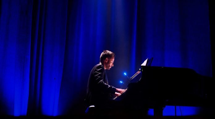 Alessio Ruggio, il pianista italiano che ha conquistato la Francia, torna con “Alchimie”