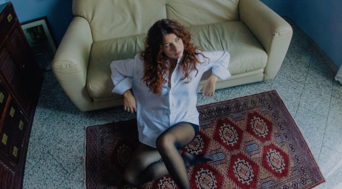 Dopo il Premio Lunezia, Arianna Chiara celebra il cambiamento per rimanere “La stessa cosa”