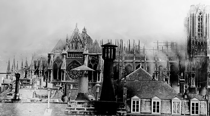 “Reims e il suo martirio” di Diego Angeli Cattedrale di Reims dopo il bombardamento (1914)