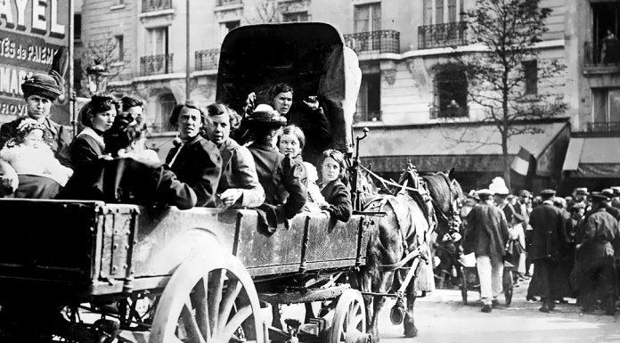 “La Francia in guerra” di Diego Angeli Refugees from Belgium in Paris. 1914
