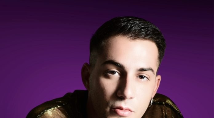 Battista trasforma una “Stronza Emozione” in un piccolo capolavoro pop nel suo nuovo singolo