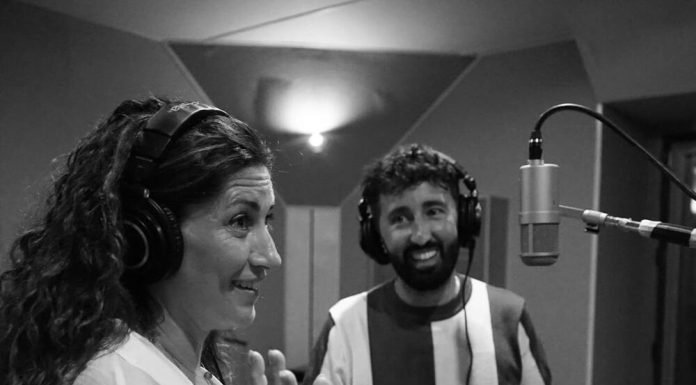 Gianni Negri e l’attrice Stefania De Francesco omaggiano Mango e Laura Valente in “Il Dicembre degli Aranci”