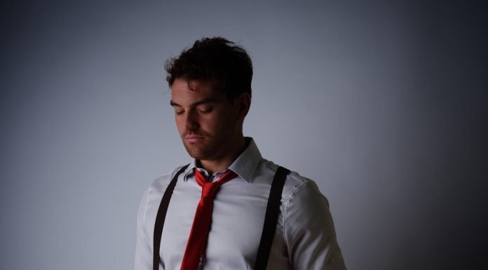 Il pop-rock di MØRELESS sfida le convenzioni e invita il pubblico a non sentirsi “Vivo a Metà”