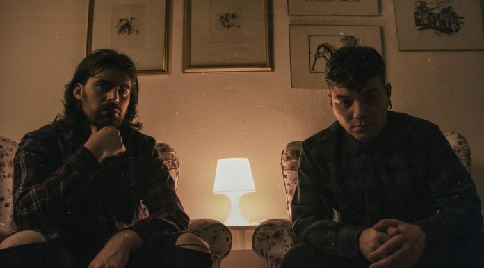 I NEIM si ispirano ad Oscar Wilde e riflettono l’artificio della società moderna in “Parole di vetro”