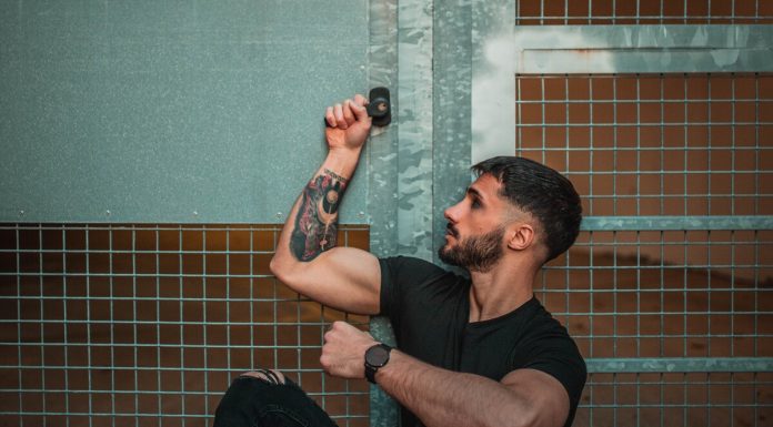 PlatoNico trasforma il dolore in poesia in “Venire dal Nulla”