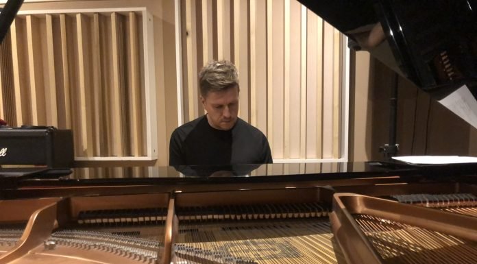Il pianoforte incontra il cuore in “Melanie” di Claudio Rigo