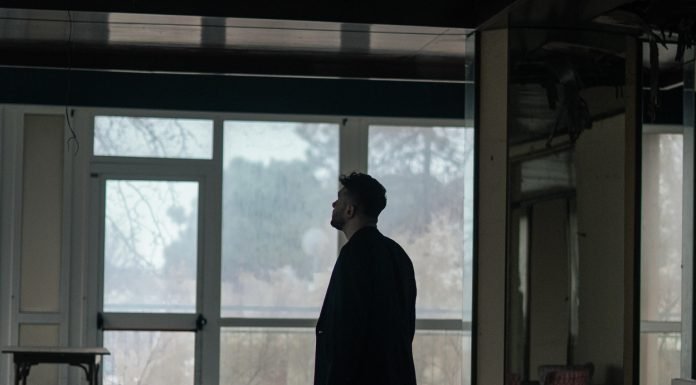 Musica e salute mentale: “Lacrime Cobalto” è il nuovo singolo di Ruggero Ricci che celebra la vulnerabilità e scardina i tabù