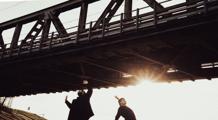 I NEIM trasformano il dark-pop in poesia in “Tanto vale perdersi nel vento”
