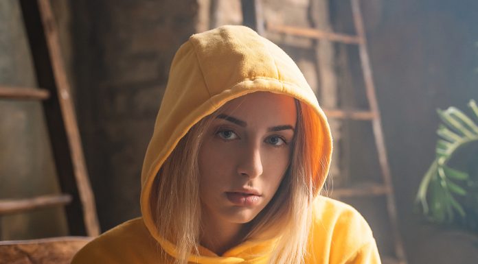 La cantautrice da milioni di followers Greta Ray trasforma l’ansia sociale nell’accettazione di ogni nostra “Foto Mossa”