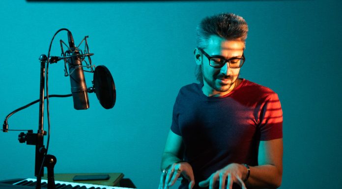 Eric Mormile definisce nuovi confini musicali con “Figlie d’ ‘a Fonte d’ ‘e Suone”