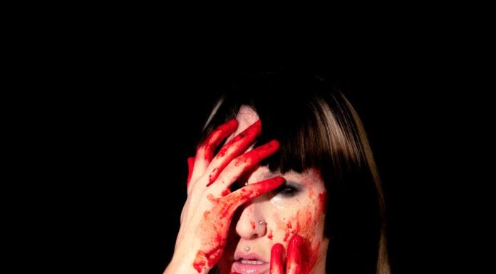 “Fire Flowers”, il ponte tra distruzione e creazione di hetra