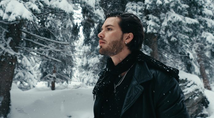 La trasformazione di Manuel nella scena Dark Pop in “Metalli”