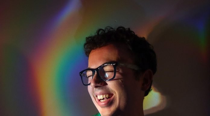 “La Felicità” di Andrea Tramacere: un messaggio di positività e speranza