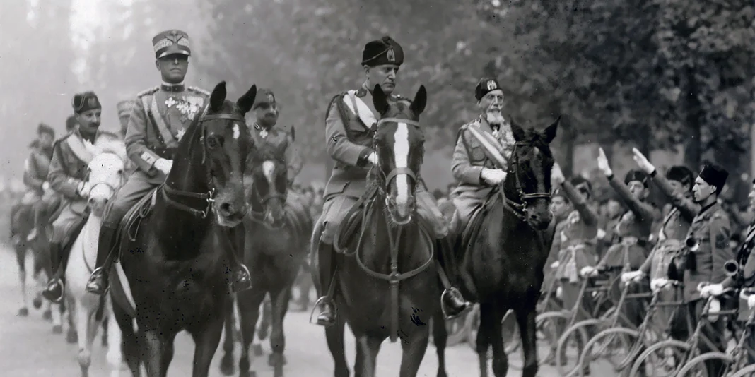 Giuramento di fedeltà di Benito Mussolini e delle sue “camicie nere” al re Vittorio Emanuele, Piazza Duomo, Milano, Italia 1924. Foto: Re Vittorio Emanuele e Mussolini a cavallo, durante l’ispezione dei carristi.