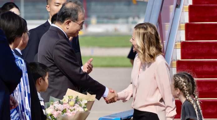 Giorgia sa tenere il piede in due scarpe?