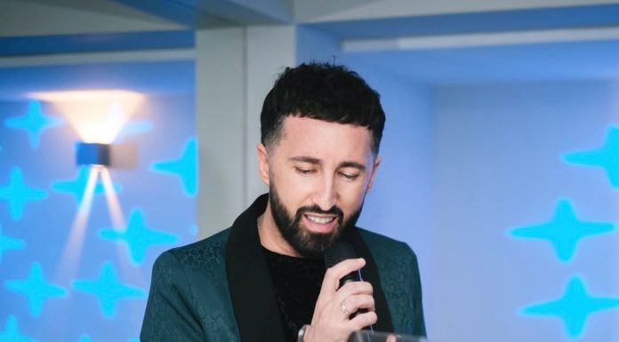 Non servono promesse, bastano gli sguardi, le mani e la presenza: “E Staje cu Mme” di Gianni Negri