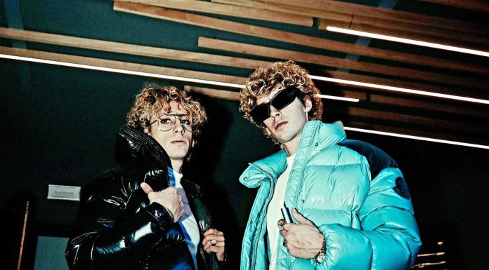 Dai ritmi spensierati all’introspezione: i Ferrinis conquistano ancora con “La Fine Dello Show”
