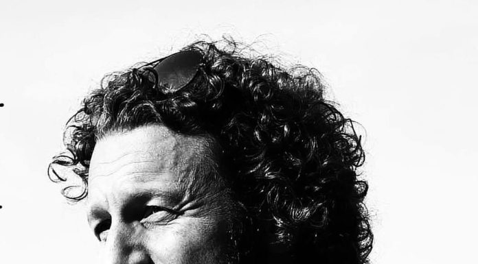 Alex Castelli racconta l’amore sincero e le sue contraddizioni in “Tremenda”