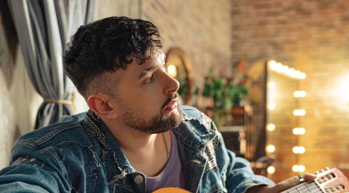 “Sereno Variabile”: Ruggero Ricci invita a lasciare andare il passato nel suo nuovo singolo country-pop