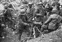 “Due anni con la Brigata Liguria” di Valentino Coda Prima guerra mondiale – Esercito italiano: Settima battaglia dell’Isonzo – truppe italiane con una mitragliatrice austriaca catturata