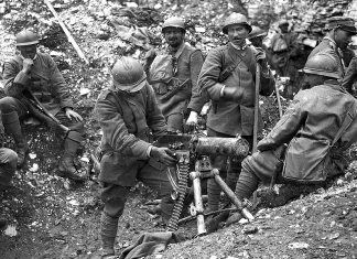 “Due anni con la Brigata Liguria” di Valentino Coda Prima guerra mondiale – Esercito italiano: Settima battaglia dell’Isonzo – truppe italiane con una mitragliatrice austriaca catturata