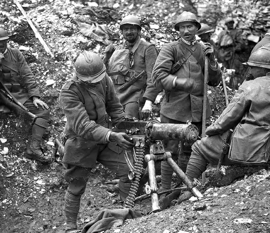 “Due anni con la Brigata Liguria” di Valentino Coda Prima guerra mondiale – Esercito italiano: Settima battaglia dell’Isonzo – truppe italiane con una mitragliatrice austriaca catturata